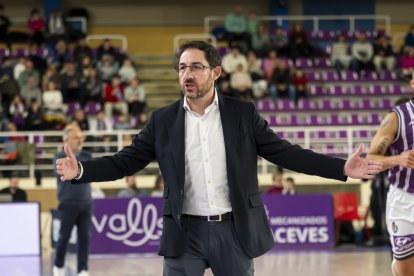 Lolo Encinas pide explicaciones en una acción del partido.
