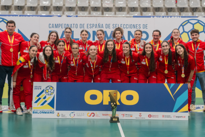 La selección de Castilla y León juvenil femenina de balonmano posa tras ganar la Copa de España