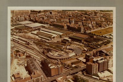 Vista aérea de la calle Recondo junto a la Estación del Norte y los talleres de Renfe en los años 80.