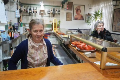 Calle Recondo. Carmen Rodríguez, trabajadora del bar Nuevo Aljarafe, en el número 1.
