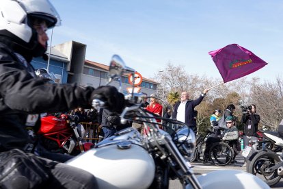 El alcalde de Valladolid, Jesús Julio Carnero, al fondo en el Desfile de Banderas en la 42ª edición de Pingüinos