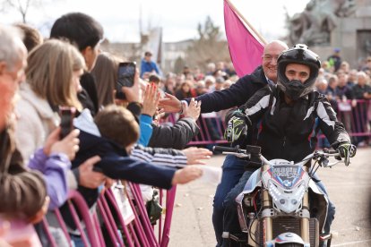 El alcalde de Valladolid, Jesús Julio Carnero, en el Desfile de Banderas de la 42ª edición de Pingüinos