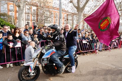 El alcalde de Valladolid, Jesús Julio Carnero, en el Desfile de Banderas de la 42ª edición de Pingüinos