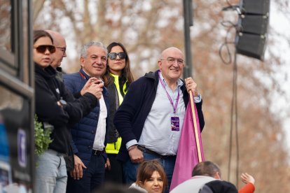 El alcalde de Valladolid, Jesús Julio Carnero, junto al delegado del Gobierno en Castilla y León, Nicanor Sen, y la concejala Blanca Jiménez en el Desfile de Banderas de la 42ª edición de Pingüinos