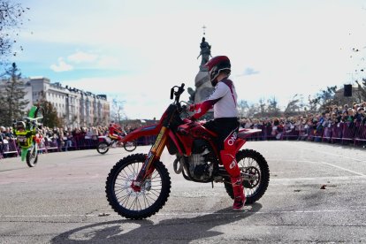 Espectáculo de acrobacias tras el Desfile de Banderas de la 42ª edición de Pingüinos