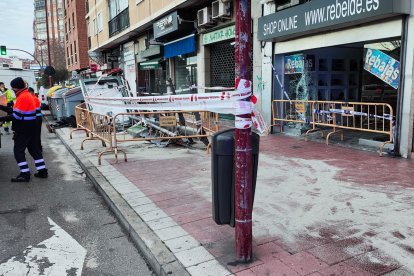 Aspecto de la calle tras retirar el vehículo que impactó contra la marquesina y el banco.
