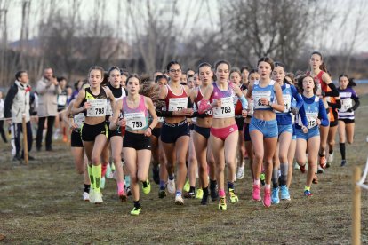 La carrera femenina, en grupo, antes de romperse.