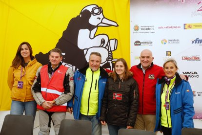 José Luis Berenguer y Mireia Badía, Pingüinos de Oro de la 42ª edición, junto al alcalde Jesús Julio Carnero, el portavoz de Turismoto, José Manuel Navas, y la concejala Blanca Jiménez