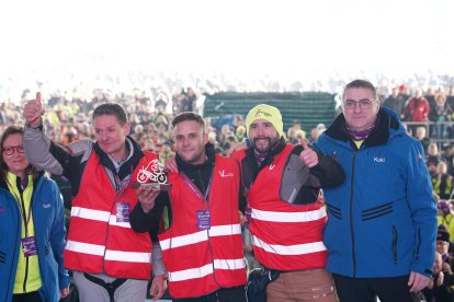 El colectivo de voluntarios motoristas valencianos que han ayudado a los afectados por la Dana recoge el Pingüino de Oro