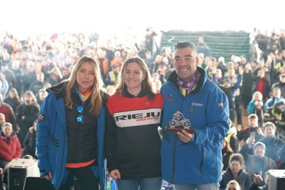 Mireia Badía, campeona de España y del Mundo de Enduro, recibe el galardón del Pingüino de Oro