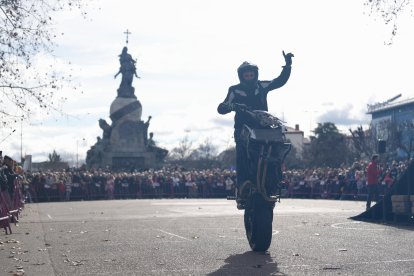 Espectáculo de acrobacias tras el Desfile de Banderas por el centro de Valladolid