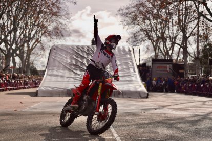 Espectáculo de acrobacias tras el Desfile de Banderas por el centro de Valladolid