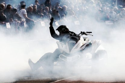 Espectáculo de acrobacias tras el Desfile de Banderas por el centro de Valladolid