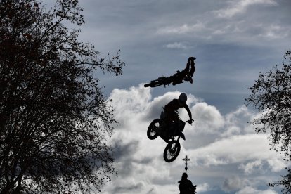 Espectáculo de acrobacias tras el Desfile de Banderas por el centro de Valladolid