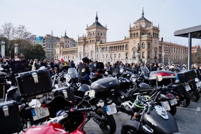 Desfile de Banderas por el centro de Valladolid