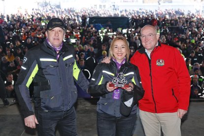 El alcalde Jesús Julio Carnero, con los premiados al ‘mejor motoclub nacional’.