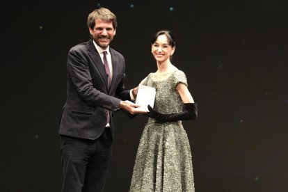 El ministro de Cultura, Ernest Urtasun, entrega la distinción como Académica de Honor a Lucía Lacarra en la gala de La Academia de Las Artes Escénicas de España