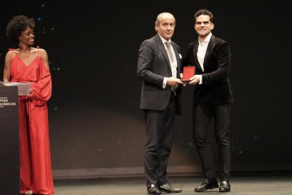 Fernando Cantalapiedra recibe la medalla de oro al Palacio Bellas Artes de Ciudad de México
