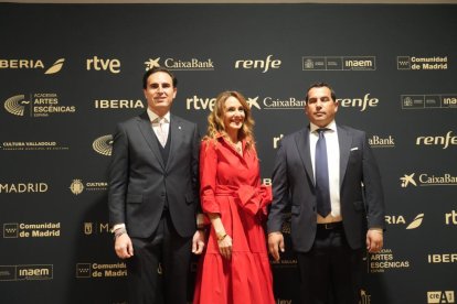 A la izquierda, el alcalde de Medina del Campo, Guzmán Gómez, en la gala de la Academia de las Artes Escénicas de España