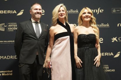 La concejala Irene Carvajal, en el centro, al lado de Cayetana Guillén-Cuervo en la gala de la Academia de las Artes Escénicas de España