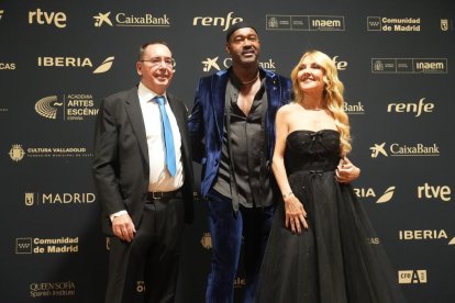Emilio Sosa, en el centro de la imagen, en la gala de la Academia de las Artes Escénicas de España