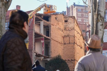 Un operario trabaja en la demolición del edificio de la calle Puente Mayor de Valladolid