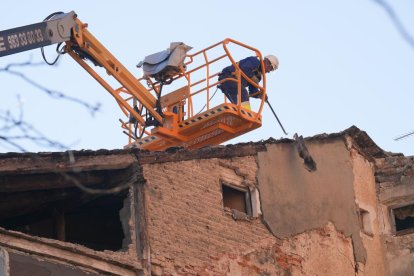 Un operario trabaja en la demolición del edificio de la calle Puente Mayor de Valladolid