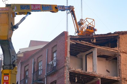 Un operario trabaja en la demolición del edificio de la calle Puente Mayor de Valladolid