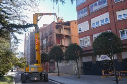 Un operario trabaja en la demolición del edificio de la calle Puente Mayor de Valladolid