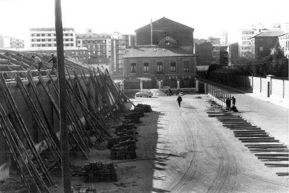 Solar con edificios en ruinas. Sobre estos terrenos se construyó la estación de autobuses. Detrás, la calle San José en los años 70.