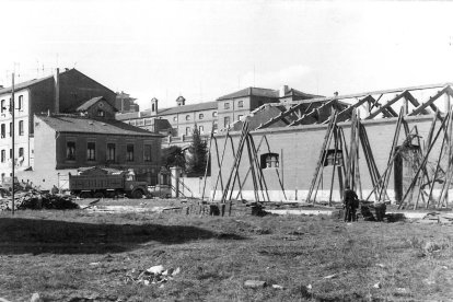 Solar con edificios en ruinas en la calle Puente Colgante. Sobre estos terrenos se construyó la Estación de Autobuses. Detrás de ellos, la calle San José. Imagen de los años 70.