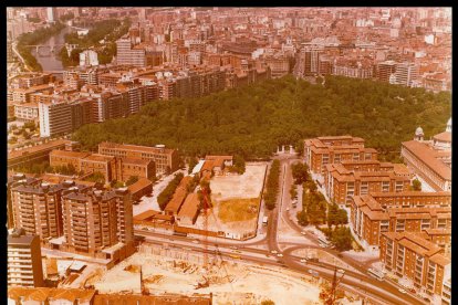 Vista panorámica de Arco de Ladrillo (derecha) y la calle de San José (abajo a la izquierda) en los años 80.