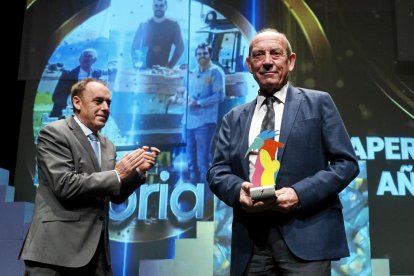 El presidente de la Diputación de Soria, Benito Serra, entrega el premio a Emilio Zamora, gerente y fundador de Aperitivos de Añavieja