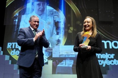 El presidente de la Diputación de Zamora, Javier Faúndez, entrega el premio a Mónica Fernández, jefa de cocina del restaurante Posada de las Misas