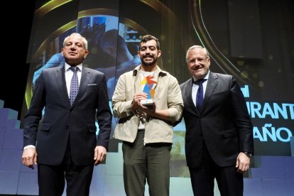Nicanor Sen, Delegado del Gobierno, y Carlos Pollán, presidente de las Cortes de Castilla y León, entregan el premio al mejor restaurante a Carlos Casillas, del Restaurante Barro