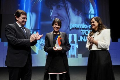 El presidente de la Junta de Castilla y León, Alfonso Fernández Mañueco y la presidenta de Edigrup, Adriana Ulibarri, entregan a Amaya Arzuaga el premio a Toda una Vida en los Premios La Posada 2024