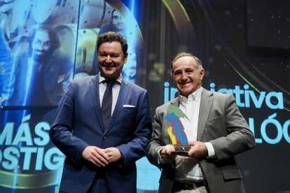 Gerardo Cuartero, director de CaixaBank en Castilla y León, entrega el galardón a Mejor iniciativo ecológica a Tomás Postigo en los Premios La Posada 2024