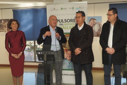 Un momento de la presentación de la Exposición 'Impulsores del Deporte II' por el alcalde.