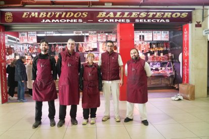 Calle San José. Luis Miguel Calvo, Roberto Hernández, Yolanda Hernández, Danny Briceño y Valentín Ninov, equipo de la carnicería Ballesteros, ubicada dentro de la estación de autobuses.