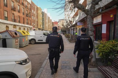Calle San José. Policía Nacional patrullando la calle.