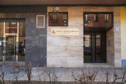 Calle San José. Juzgados de lo Contencioso Administrativo en el número 8.