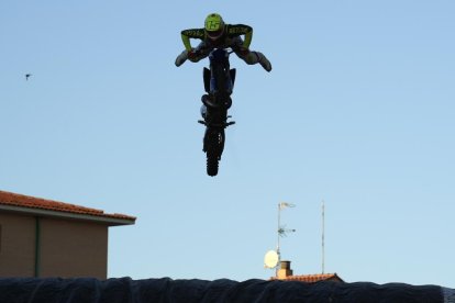 Actuación acrobática de Marco Carvalho y Freestyle Motocross Rider en la tarde del sábado.