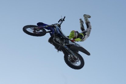 Actuación acrobática de Marco Carvalho y Freestyle Motocross Rider en la tarde del sábado.