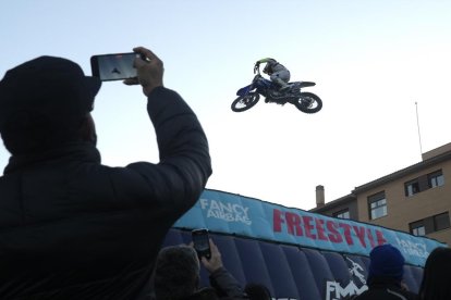 Actuación acrobática de Marco Carvalho y Freestyle Motocross Rider en la tarde del sábado.