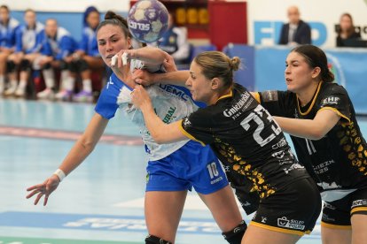María Prieto O'Mullony intenta zafarse de la férrea defensa del Gniezno polaco.