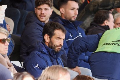 Diego Merino sigue el partido desde la grada