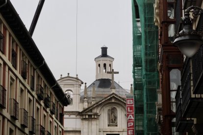 Colocación de la cúpula y el orbe de la iglesia de la Vera Cruz de Valladolid