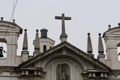 Colocación de la cúpula y el orbe de la iglesia de la Vera Cruz de Valladolid