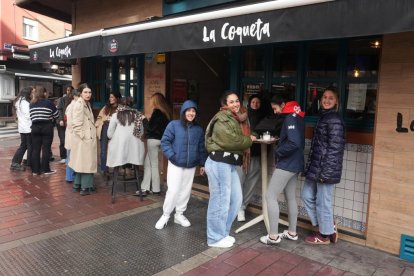 Varios jóvenes en el bar La Coqueta.