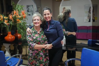 Raquel Álvarez con su hija Zulema Margarida, dueñas de la peluquería Raquel, en el número 8.